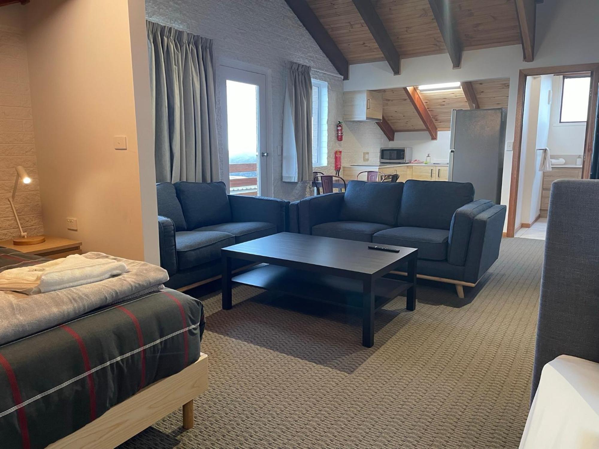 Отель Alpine Retreat Mt Buller Маунт-Буллер Экстерьер фото